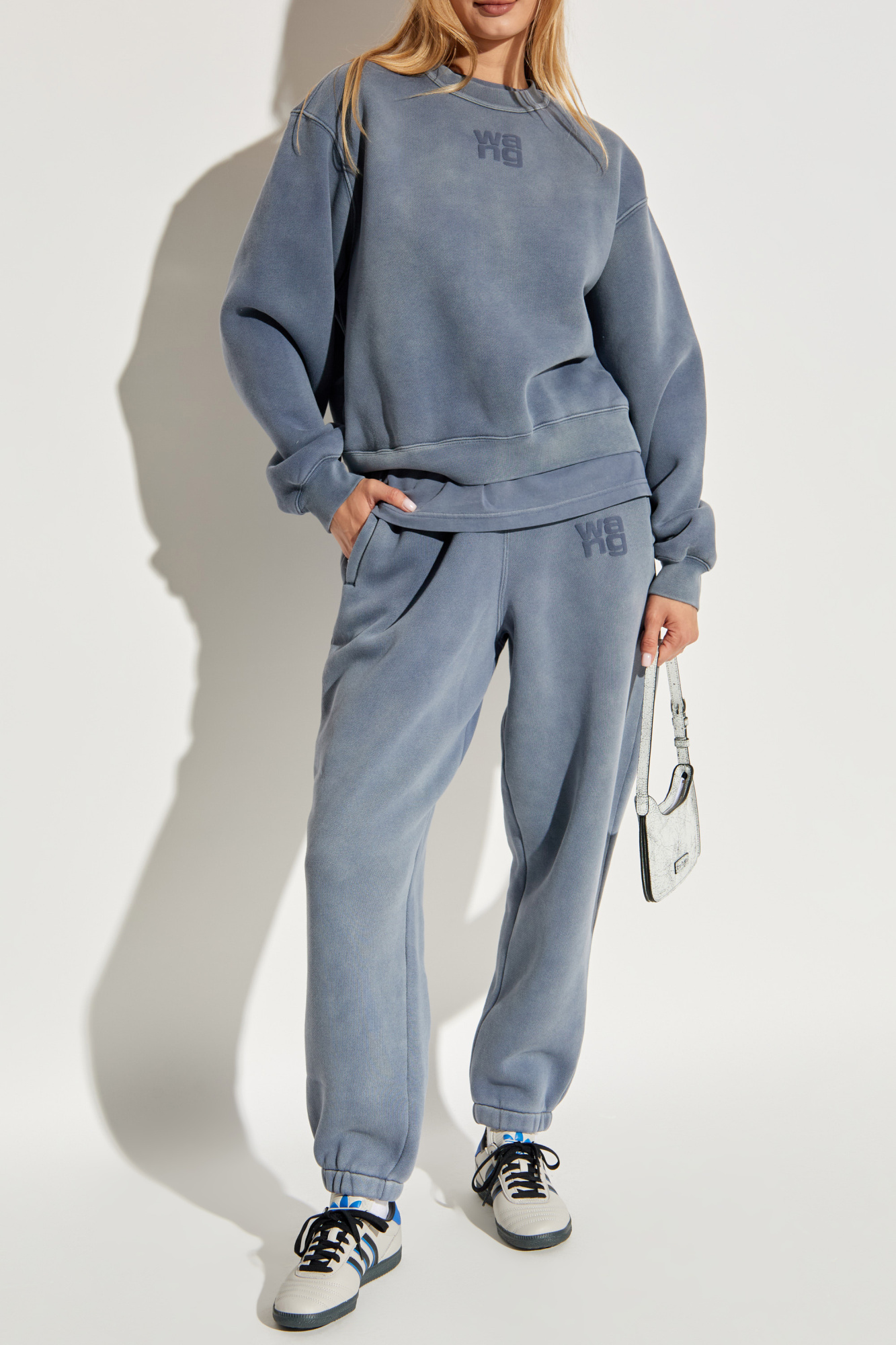 Tシャツ・カットソー Alexander Wang Chenille pullover in cotton blend with logo Logo Embossed Ribbed Pullover in Soft Chenille in NAVY